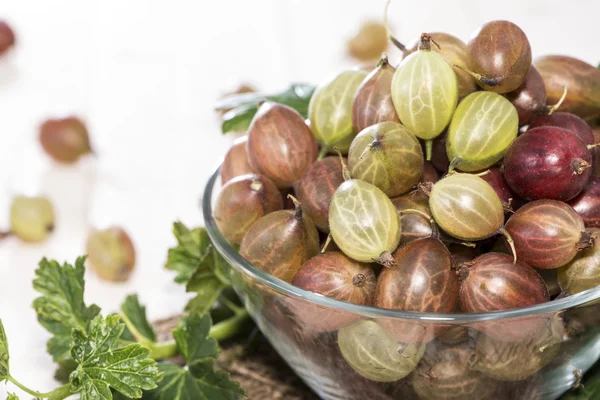 Ciotola con uva spina fresca — Foto Stock