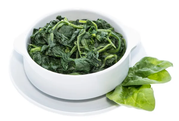 Gekookte spinazie geïsoleerd op wit — Stockfoto