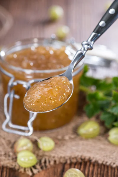 Stachelbeermarmelade auf einem Löffel — Stockfoto