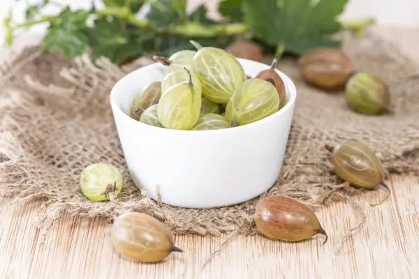 Ciotola con uva spina fresca — Foto Stock