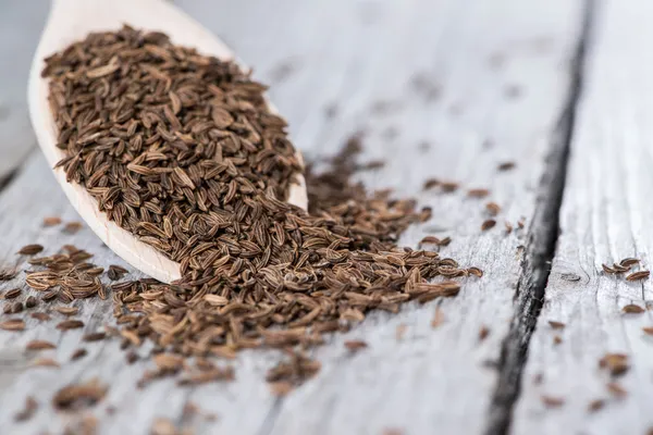 Karwij op een houten lepel — Stockfoto