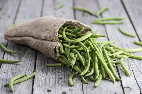 Some Green Beans on wood — Stock Photo, Image