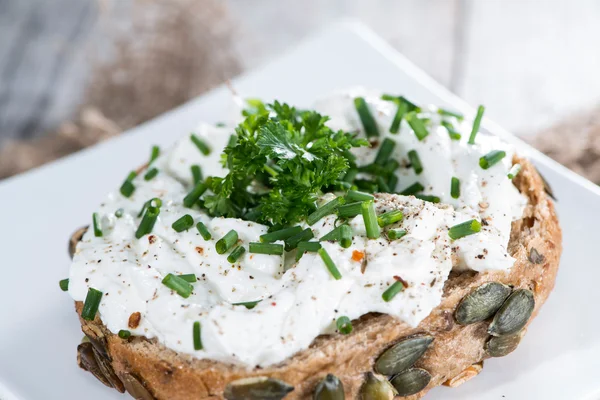 Rollo con cuajada y hierbas — Foto de Stock