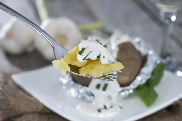 Potatoe al horno en un tenedor —  Fotos de Stock