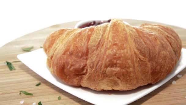 Desayuno con croissants y mermelada — Vídeo de stock