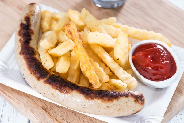 Bratwurst con patatine fritte — Foto Stock