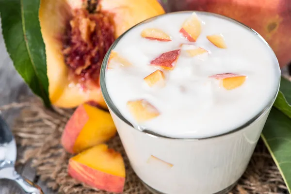 Порция персикового йогурта — стоковое фото