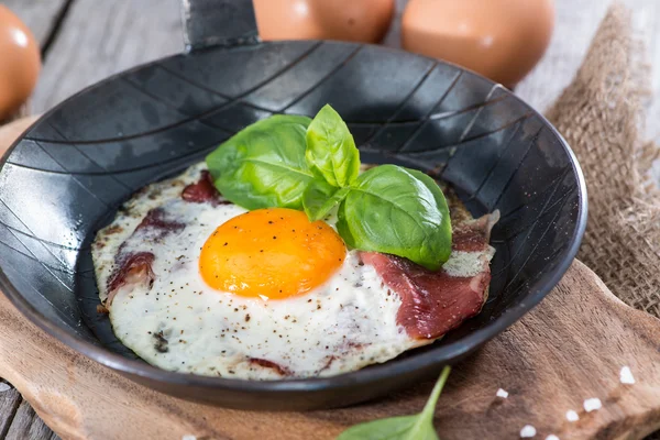 Stekt ägg med bacon — Stockfoto