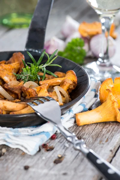 Fried Chanterelles in a skillet — Stock Photo, Image