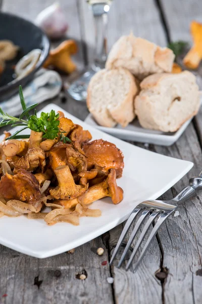 Some cooked Chanterelles — Stock Photo, Image