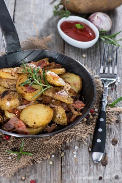 Сковороді із смаженою картоплею — стокове фото