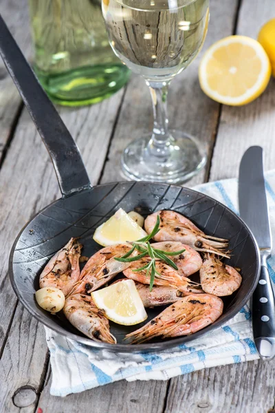 Shrimps in a skillet — Stock Photo, Image