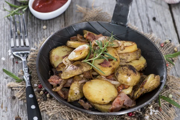 Skillet with fresh roasted Potatoes — Stock Photo, Image