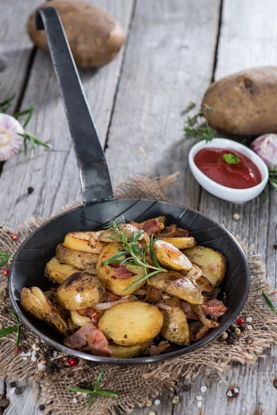 Skillet with Roasted Potatoes — Stock Photo, Image