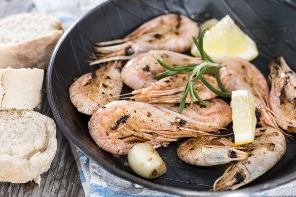 Crevettes frites dans une poêle — Photo