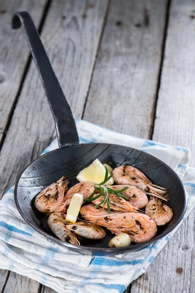 Camarones en una sartén — Foto de Stock