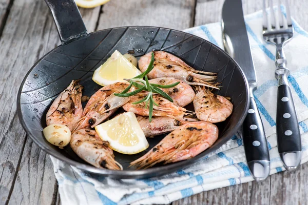 Camarones en una sartén — Foto de Stock