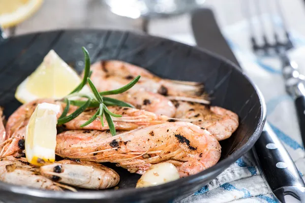 Portion of Shrimps in a pan — Stock Photo, Image