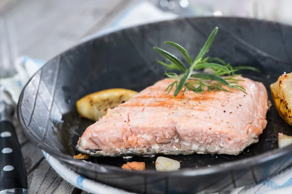 Salmón frito en una sartén — Foto de Stock