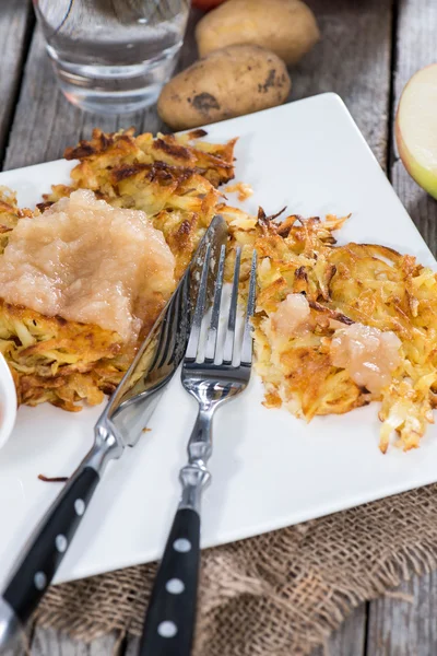 Del av hemlagad potatis fritters — Stockfoto