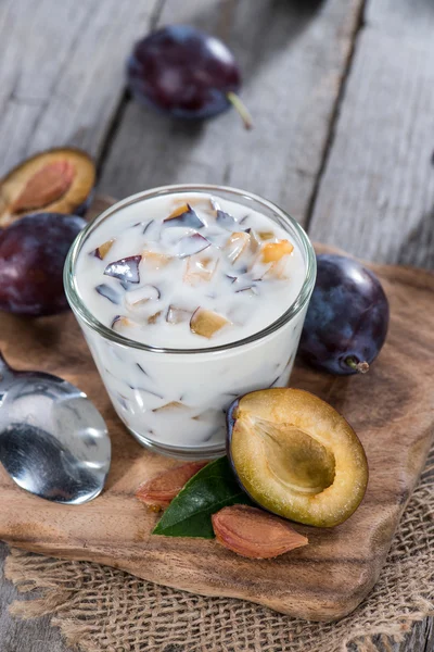 Portion of Plum Yoghurt — Stock Photo, Image