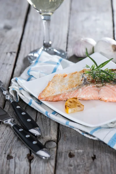 Filete de salmón recién hecho — Foto de Stock