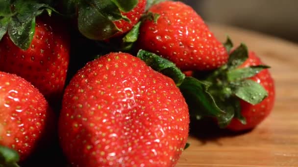Rotierende Erdbeeren — Stockvideo