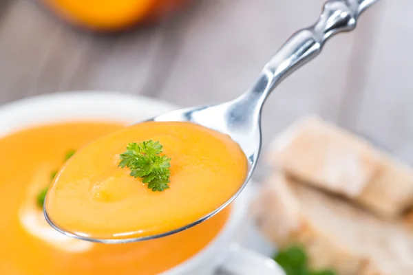 Löffel mit Kürbissuppe — Stockfoto