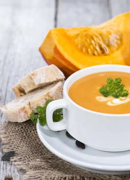 Frisch zubereitete Kürbiscremesuppe — Stockfoto