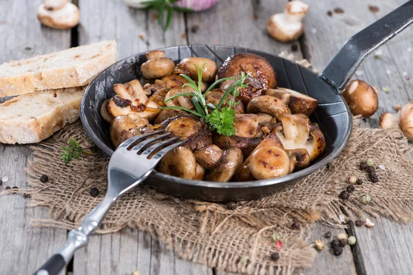 Porzione di funghi in una padella — Foto Stock