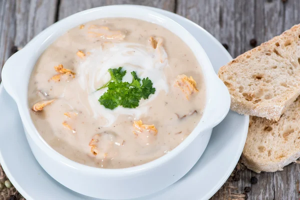 Schüssel mit Pfifferlingscremesuppe — Stockfoto