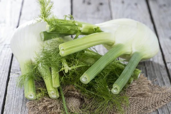 Fenchel auf Holzgrund — Stockfoto