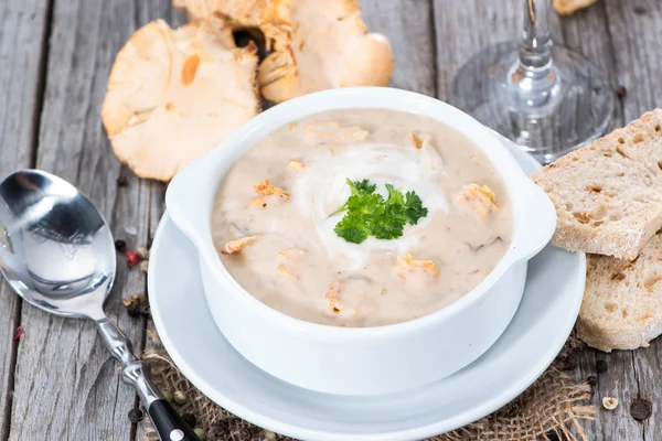 Домашний суп с Шантереллой — стоковое фото