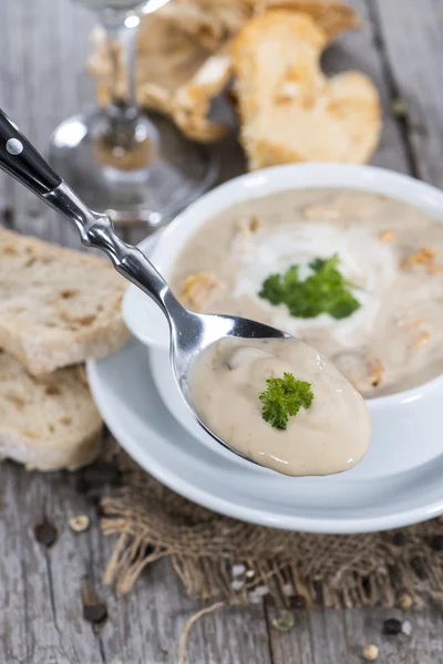 Свежеприготовленный суп со сливками Chanterelle — стоковое фото