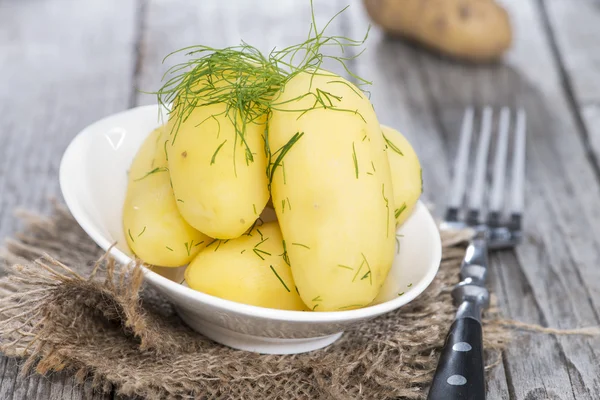 Patatas frescas con hierbas —  Fotos de Stock