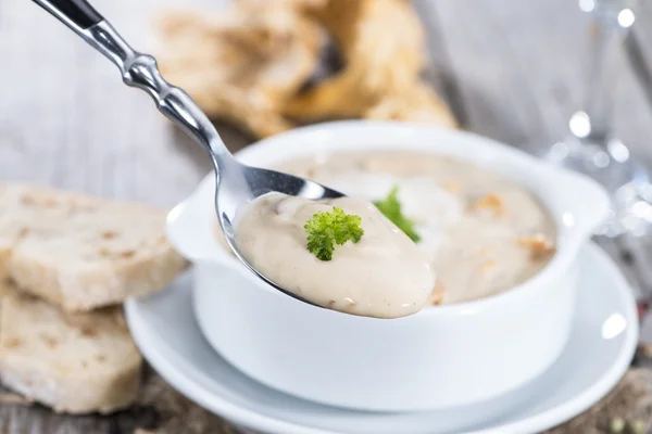 Frisch zubereitete Pfifferlingscremesuppe — Stockfoto