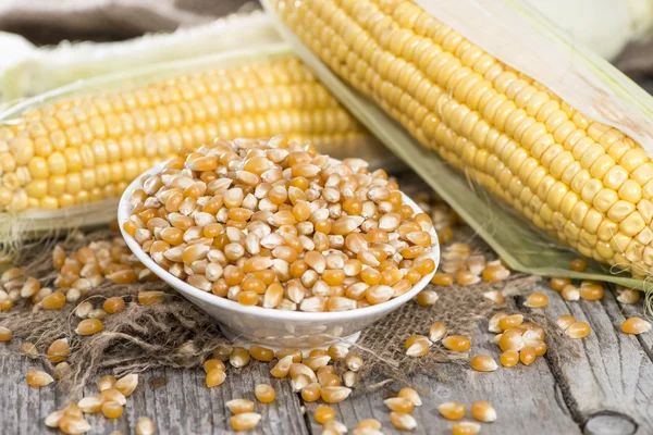 Cuenco con maíz dulce seco —  Fotos de Stock