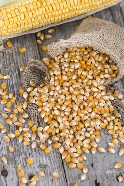 Сушеная кукуруза — стоковое фото