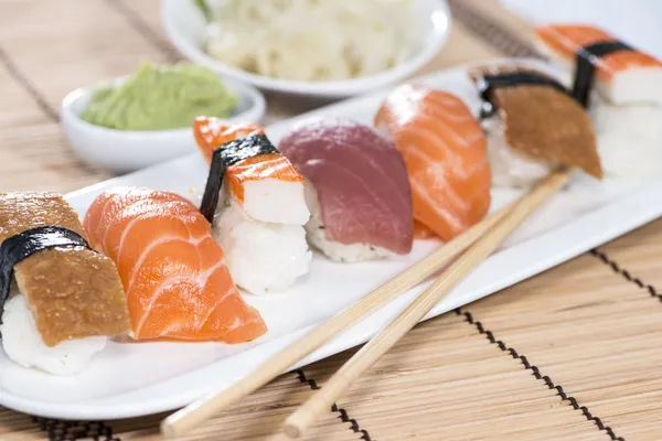 Vers gemaakte sushi met stokjes — Stockfoto