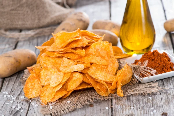 Kartoffelchips mit Paprikapulver — Stockfoto