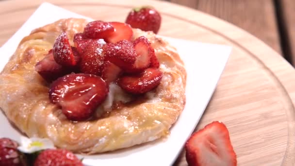 Tarta de fresa (video macro giratorio ) — Vídeo de stock