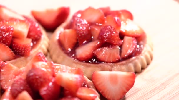 Tarta de fresa (video macro giratorio ) — Vídeo de stock