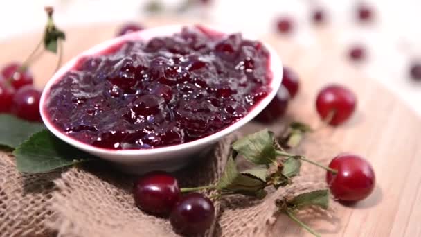 Del av roterande cherry jam — Stockvideo
