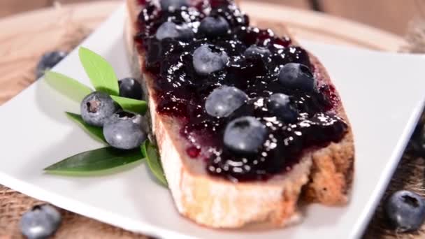 Lückenhaftes Brot mit Blaubeermarmelade — Stockvideo