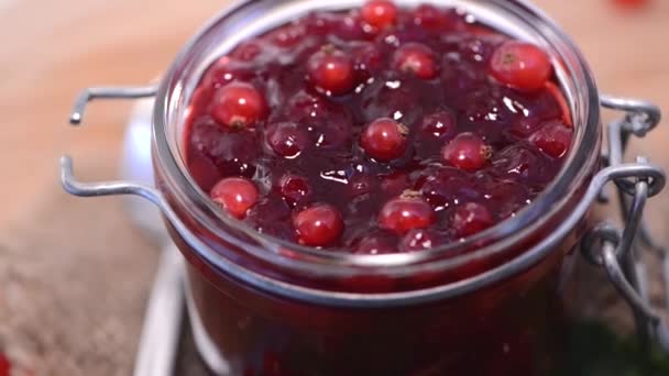 Rote Johannisbeermarmelade rotieren — Stockvideo