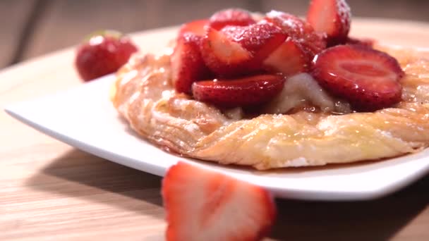 Tarta de fresa (video macro giratorio ) — Vídeo de stock