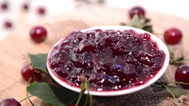 Del av roterande cherry jam — Stockvideo