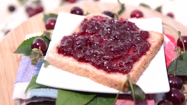 Roterende cherry jam sandwich — Stockvideo