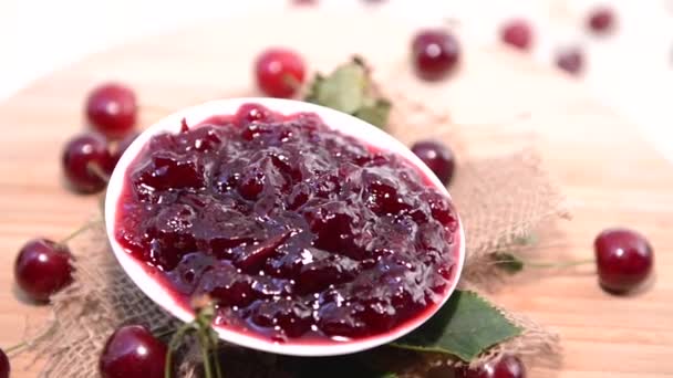 Del av roterande cherry jam — Stockvideo