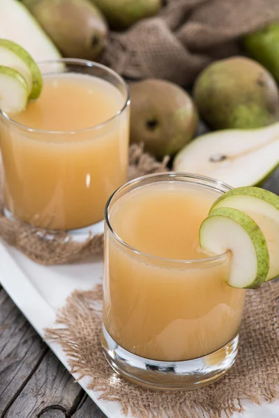 Glas mit Birnensaft gefüllt — Stockfoto